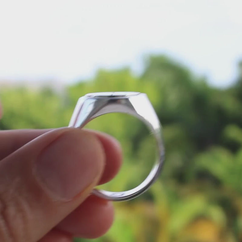 a video detailing the Kai anxiety ring from star & co anxiety jewellery